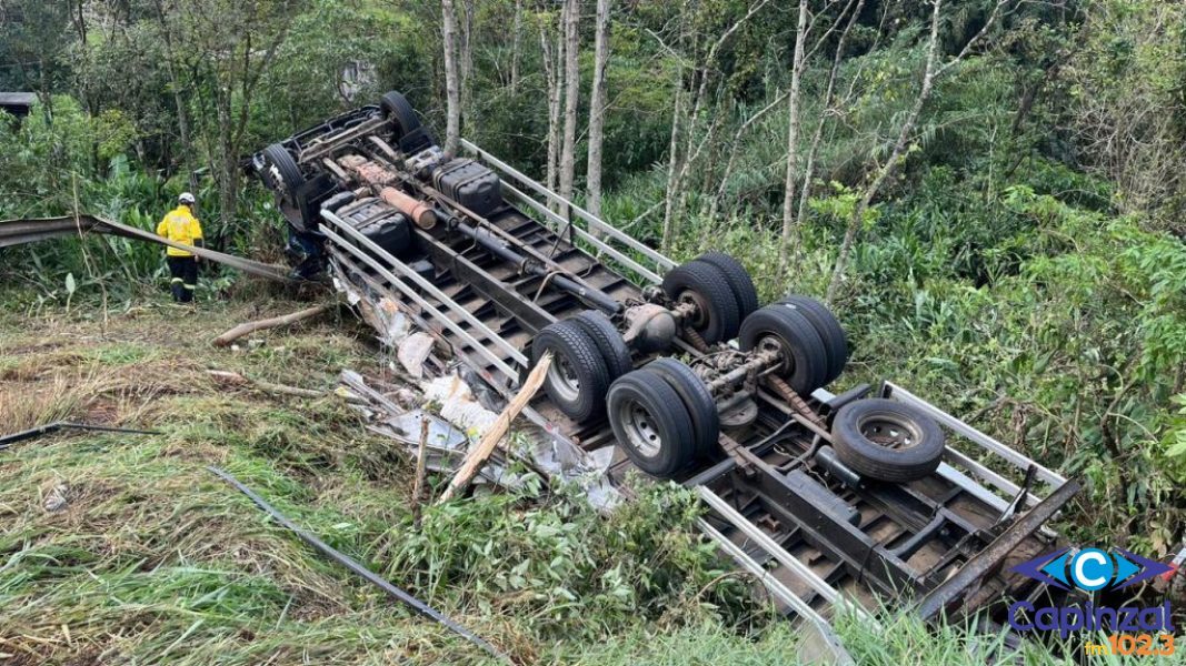 Caminhão que levaria donativos ao Rio Grande do Sul tomba no Oeste