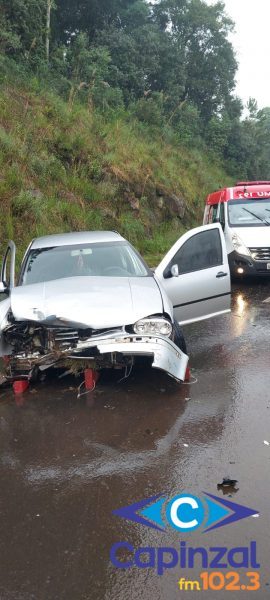 Veículo sai de pista, colide contra barranco e deixa duas pessoas feridas na SC-135