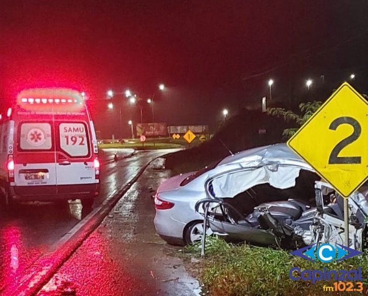 Veículo sai da pista, motorista foge e carona fica preso nas ferragens na SC 355