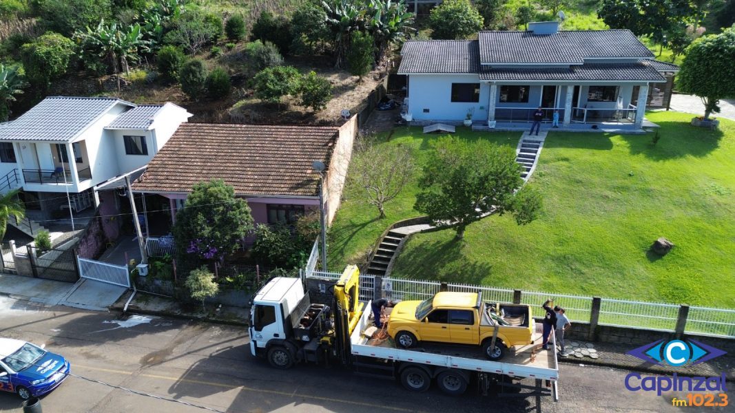 Camionete desanda e para ao lado de residência em Ouro