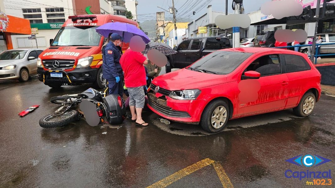 Colisão entre carro e moto deixa mulher ferida no centro de Capinzal