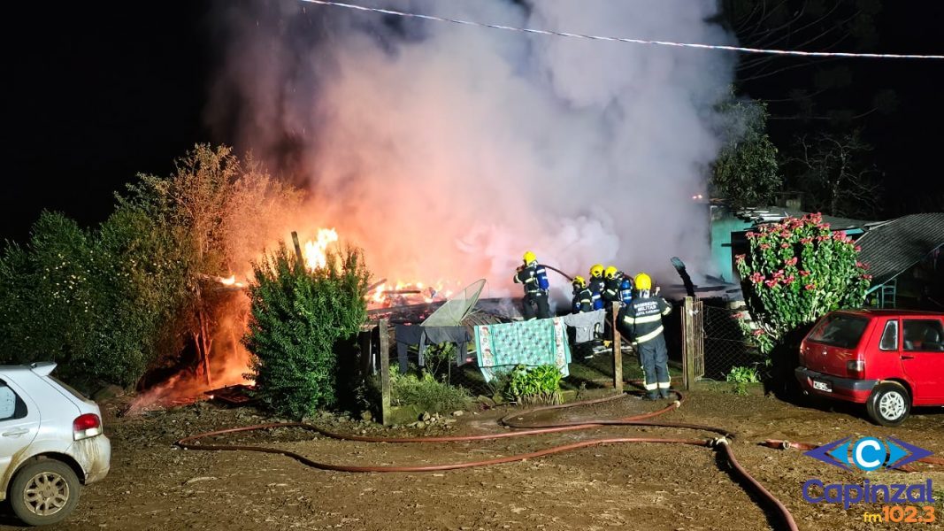 Residência foi destruída pelo fogo no interior de Capinzal