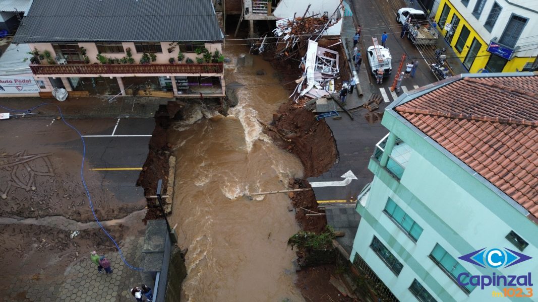 Prefeito Nilvo Dorini atualiza andamento da reconstrução do asfalto rompido pelas chuvas no centro de Capinzal