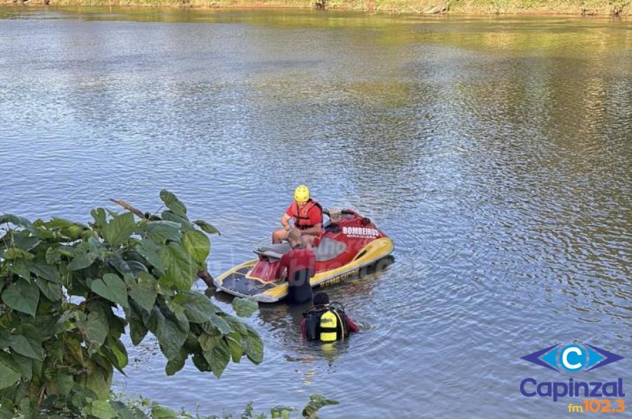 Bombeiro entra em rio para salvar homem que pulou de ponte e morre afogado