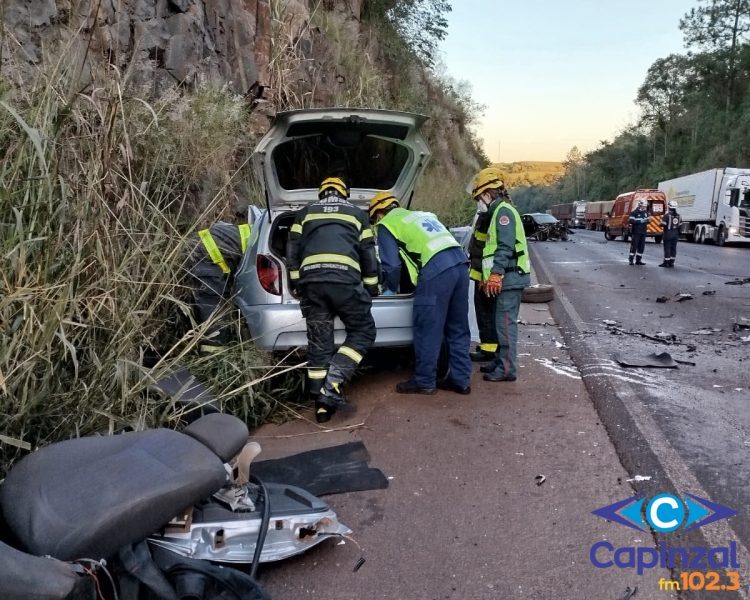 Colisão frontal entre dois carros mata condutor na BR-282
