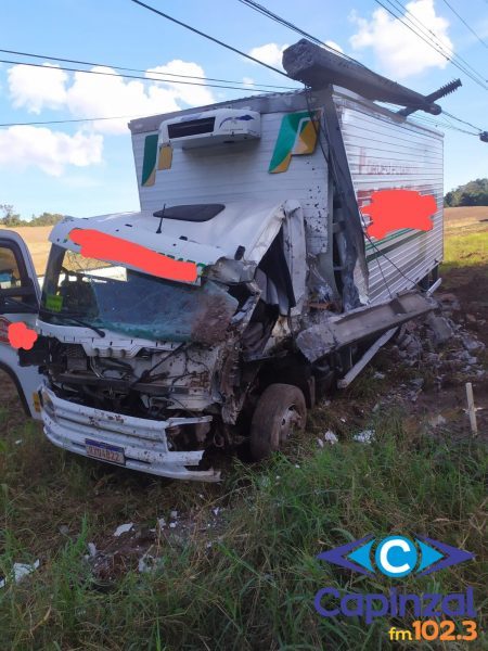 Caminhoneiro fica ferido após colisão no interior de Jaborá