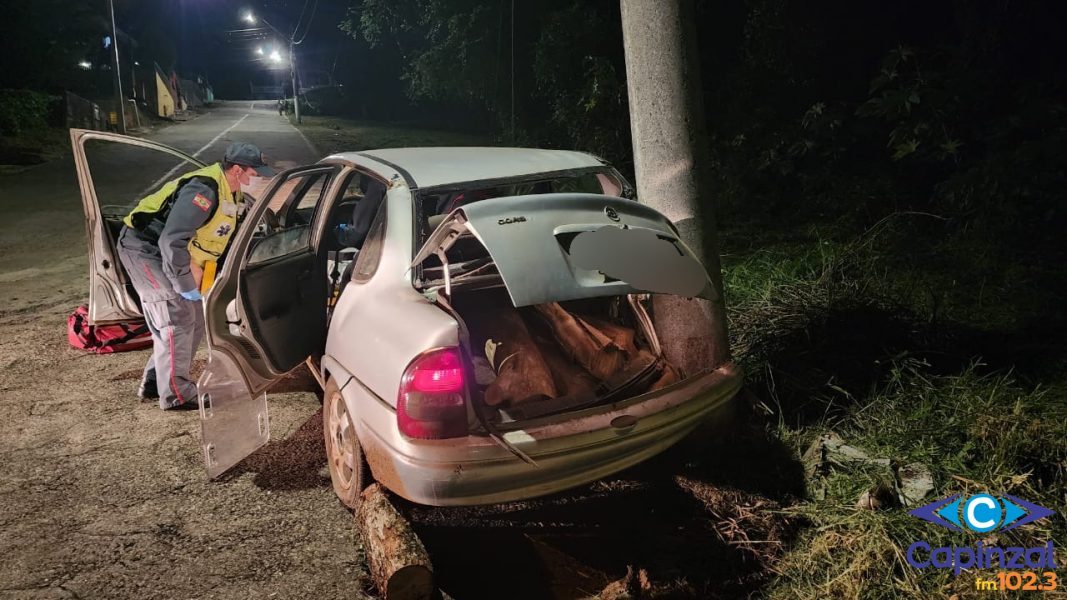 Bombeiros socorrem condutor após saída de pista no Loteamento Fernanda em Capinzal