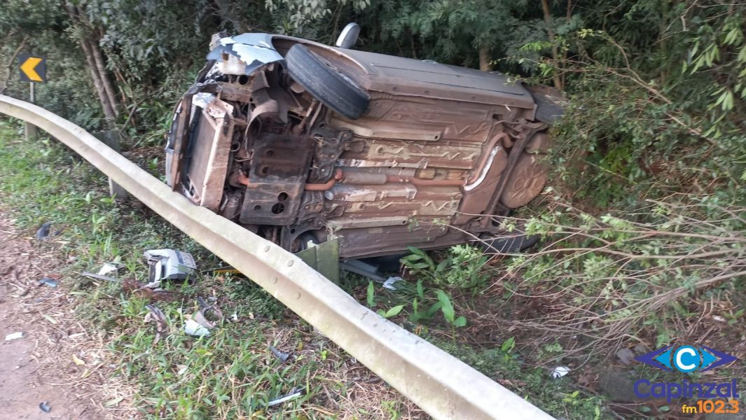 Veículo sai da pista e capota na SC-150 entre Joaçaba e Lacerdópolis