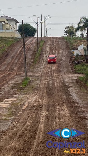 Moradores do Loteamento Recanto dos Pássaros enfrentam transtornos com barro e lama nas ruas