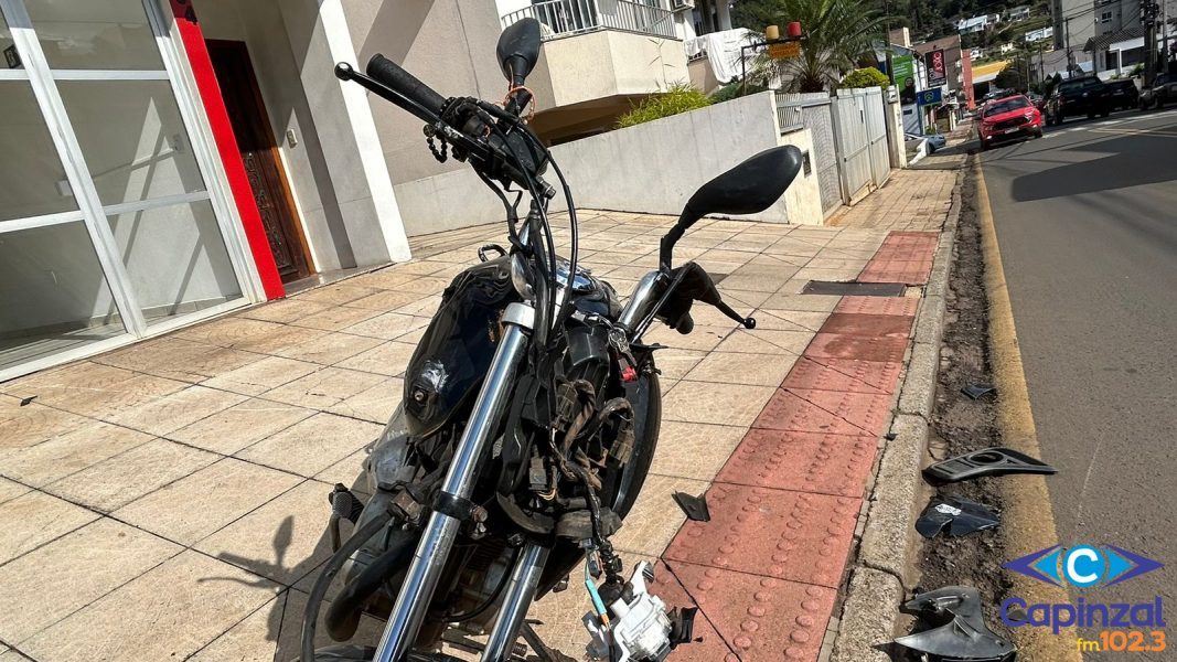 Motociclista fica ferido após colisão com picape no centro de Capinzal