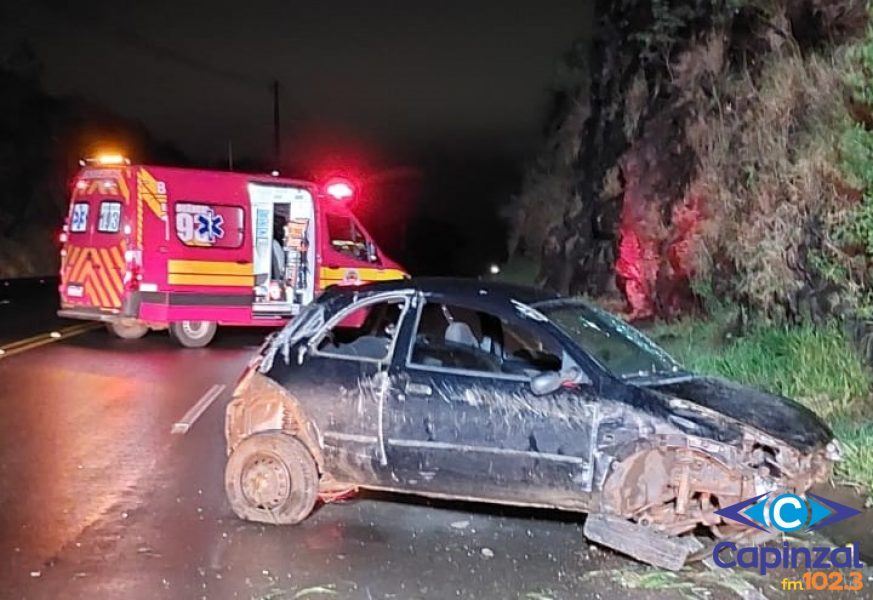 Veículo fica destruído após bater no barranco e capotar na SC 135