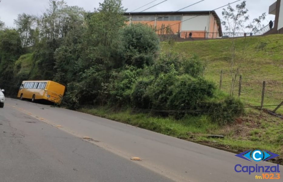 Ônibus sai de pista e colide contra poste na SC-283 em Concórdia