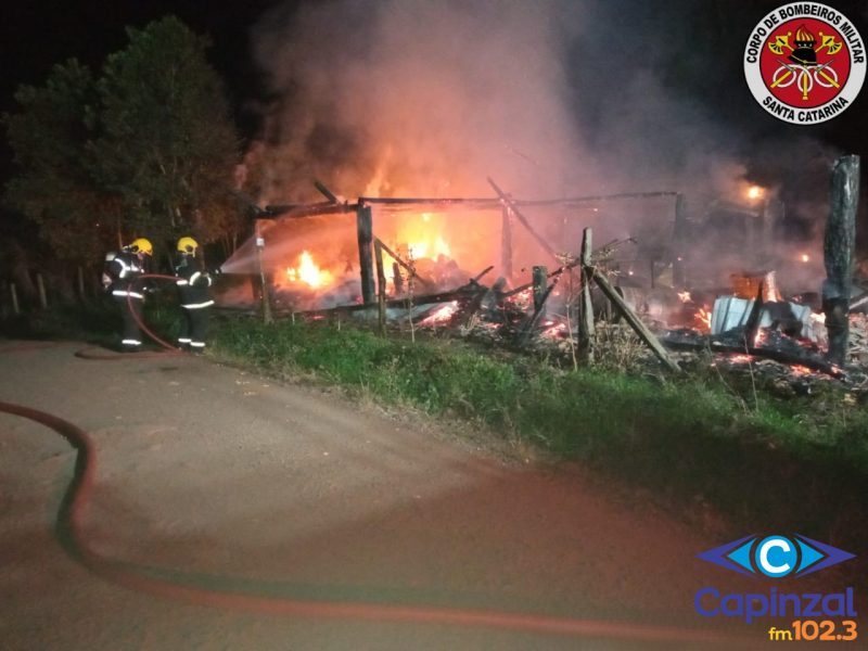 Incêndio destrói barracão agrícola na região