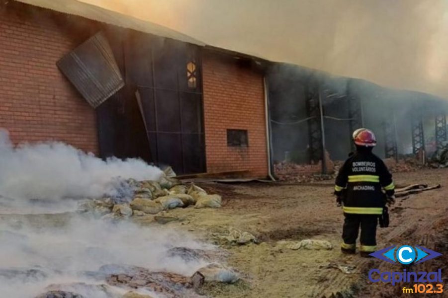 Incêndio em depósito de erva-mate em Machadinho completa dois dias