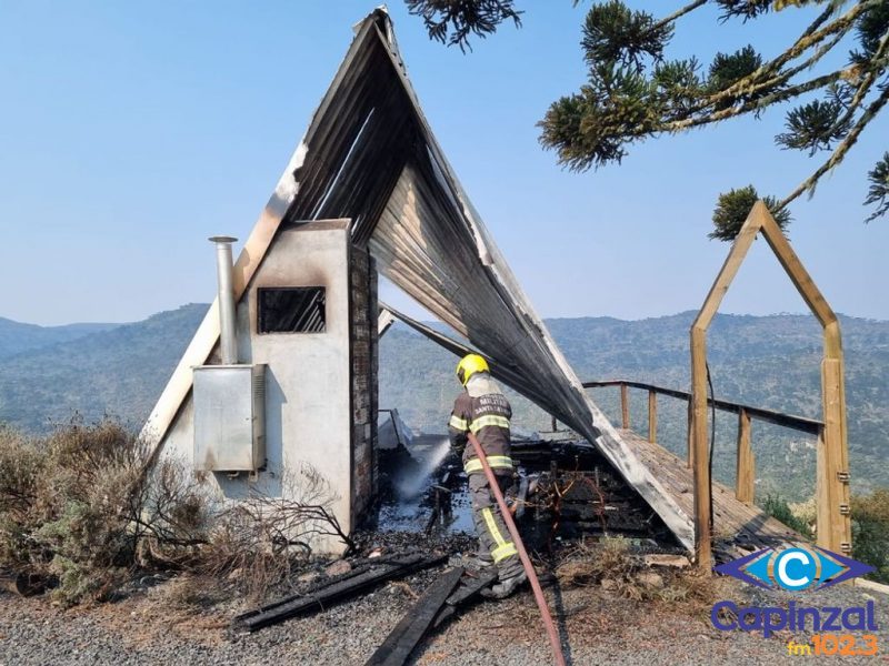 Casal acorda com fogo em cabana em ponto turístico na Serra de SC