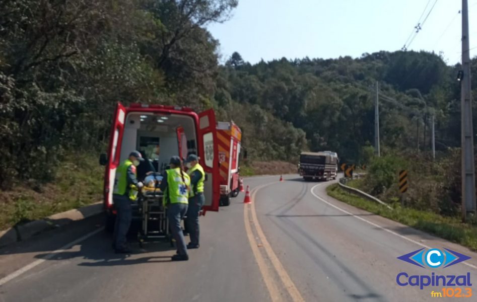 Jovem fica ferida após veículo capotar na SC 135