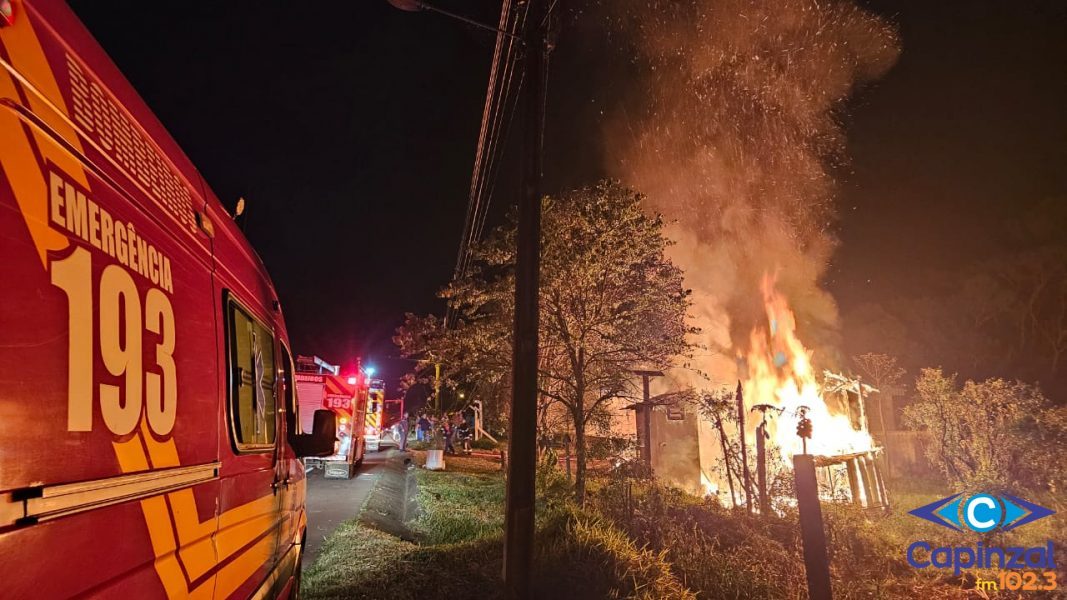 Incêndio destrói residência nas margens da SC-150, em Ouro