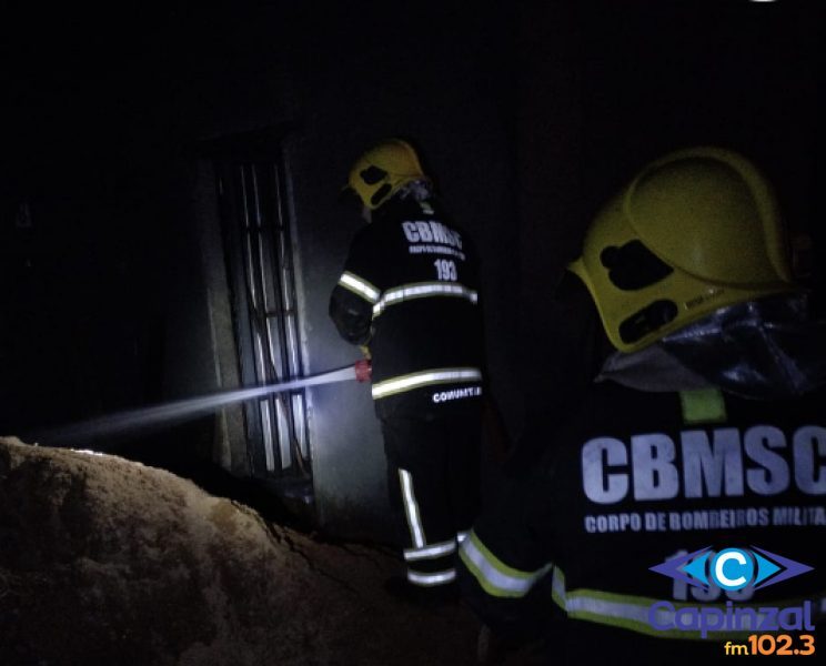 Princípio de incêndio em barracão de secagem de madeira é controlado pelo Corpo de Bombeiros em Curitibanos