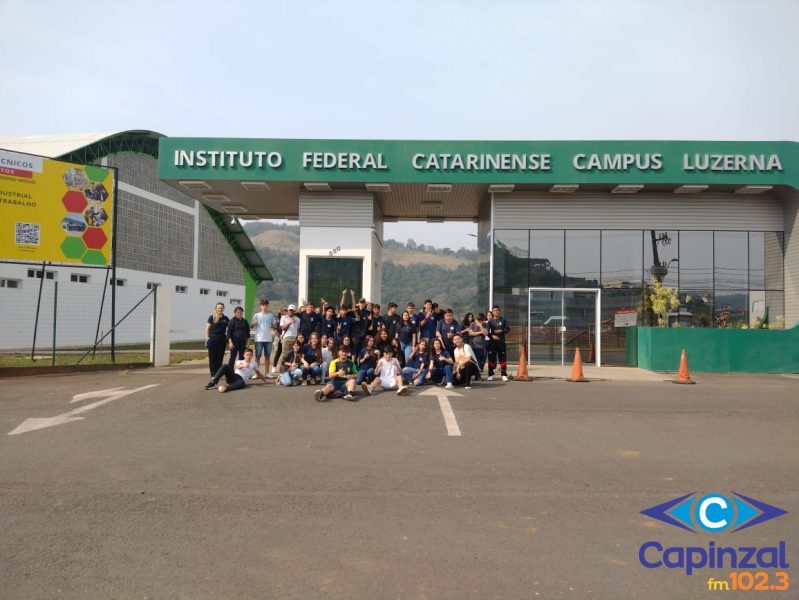 Alunos do 9º ano da Escola Dr. Vilson Pedro Kleinubing visitam a Semana da Ciência e Tecnologia no IFC Luzerna