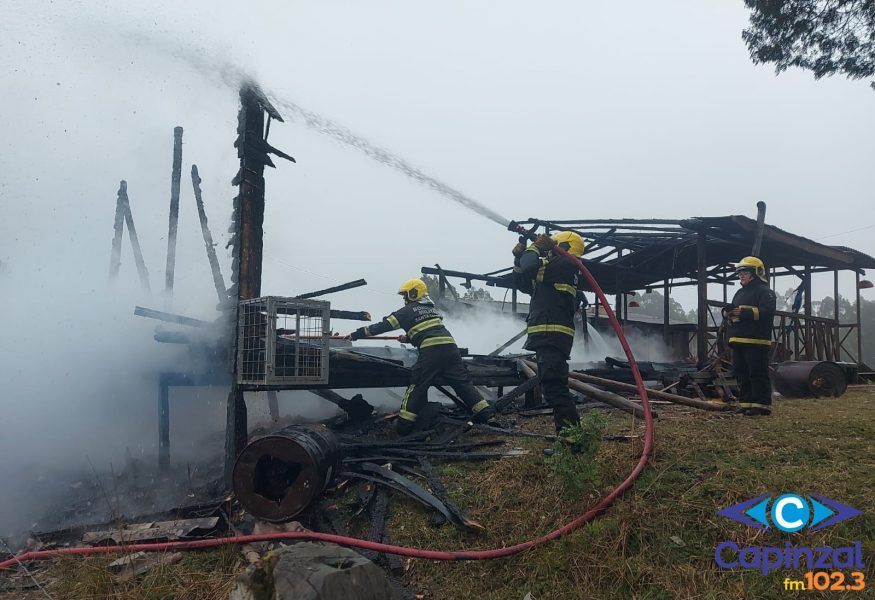 Incêndio destrói deck após festa em Santa Cecília