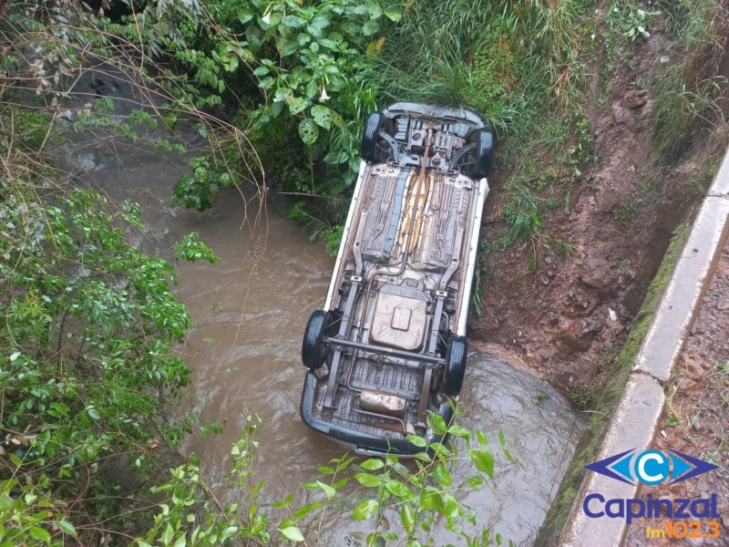 Motorista fica ferido após veículo cair de ponte no oeste de SC