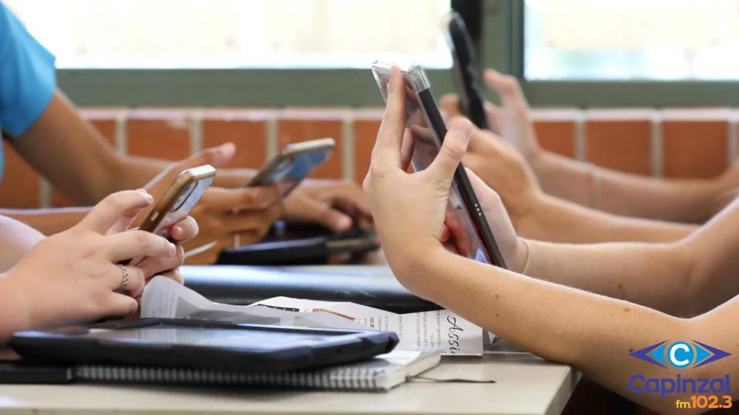 Governo prepara projeto para banir celular das escolas