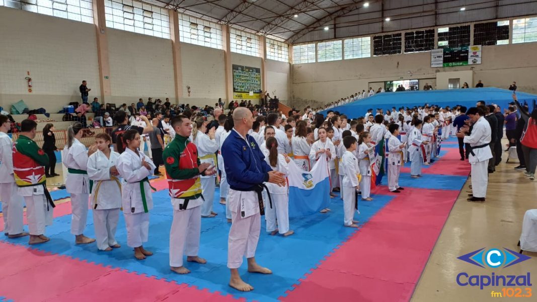 Cerca de 300 atletas estão competindo na etapa final do Campeonato Estadual de Karatê em Ouro