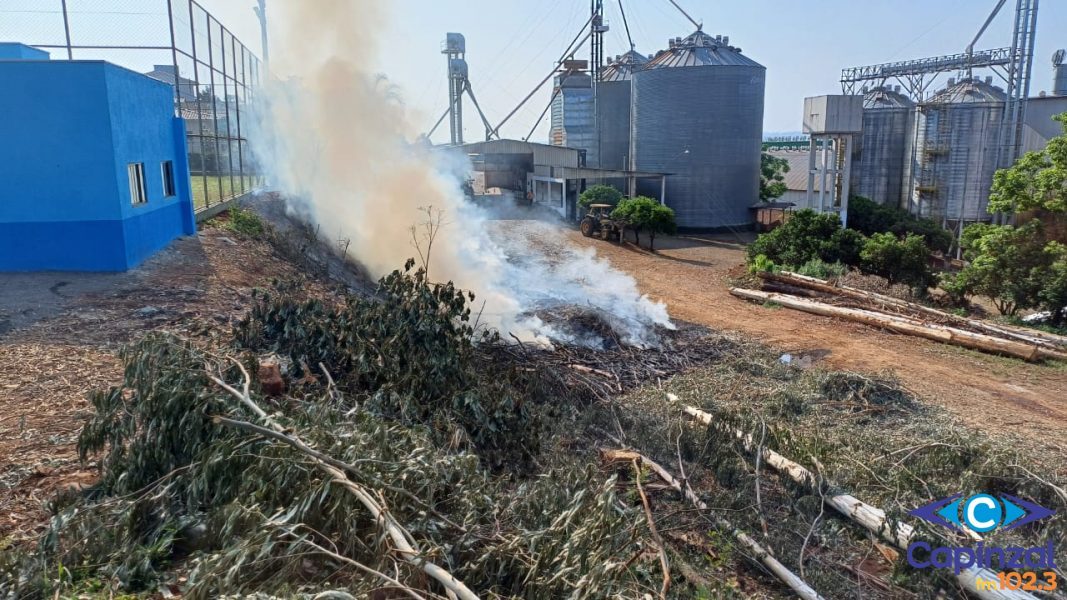 Bombeiros combatem incêndio em vegetação na Vila Sete de Julho