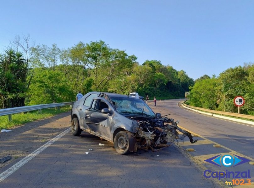 Motorista fica preso às ferragens após colisão contra carreta na BR-153