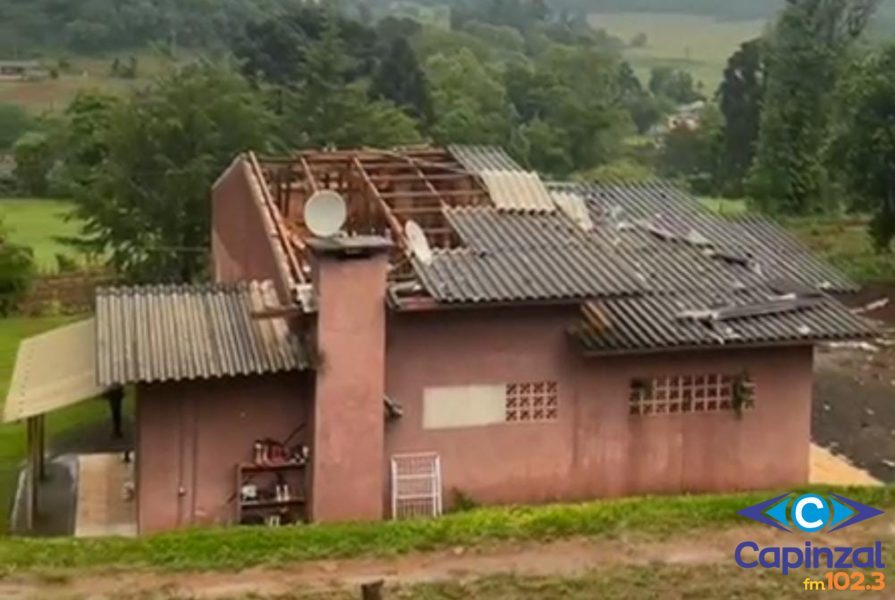 VÍDEO: Temporal causa destelhamento de casas e galpão em Capinzal