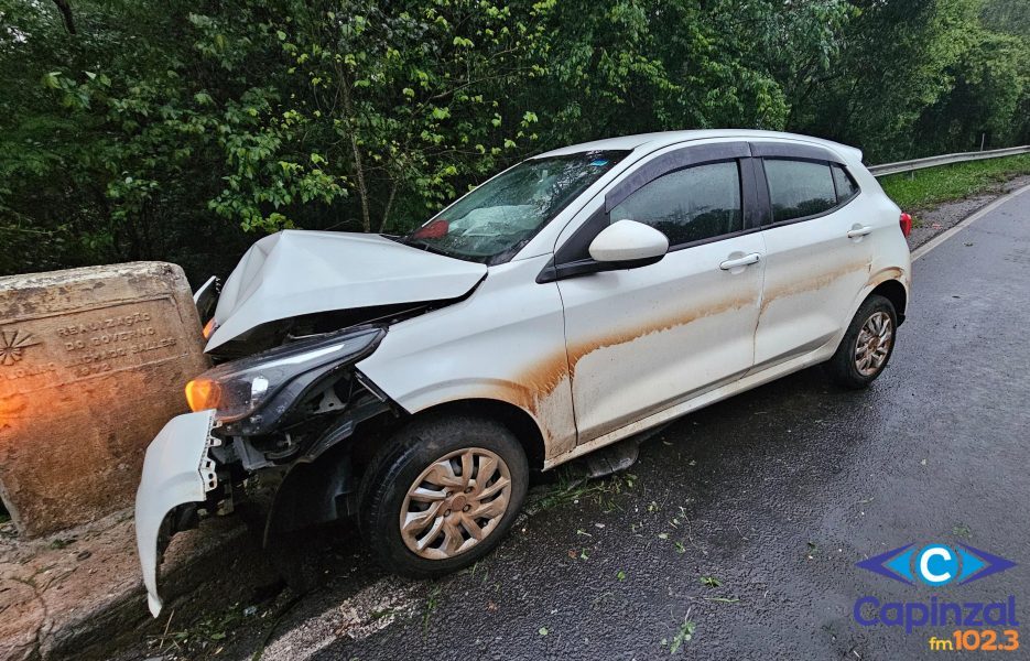 Mulher fica ferida após veículo sair da pista e atingir a cabeceira de ponte em Lacerdópolis