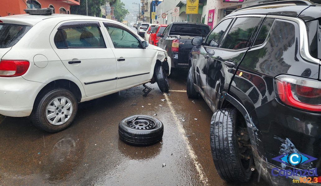 Idoso colide Gol contra Jeep estacionado no centro de Capinzal