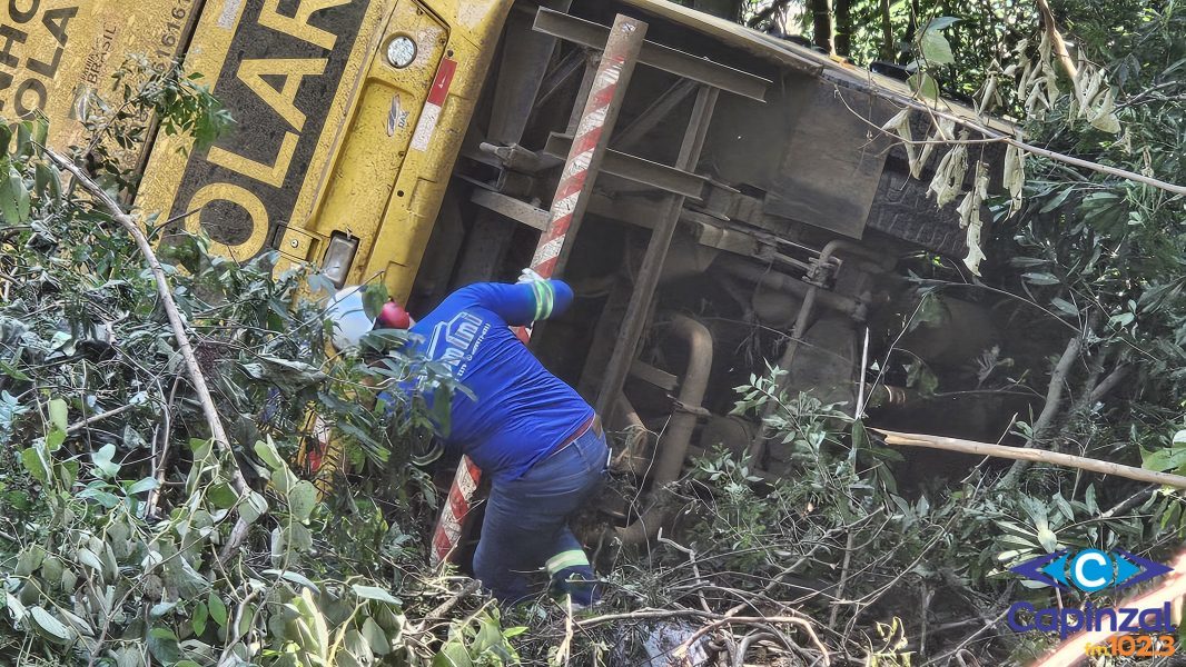 Iniciada a remoção de micro-ônibus escolar que caiu em ribanceira no interior de Capinzal