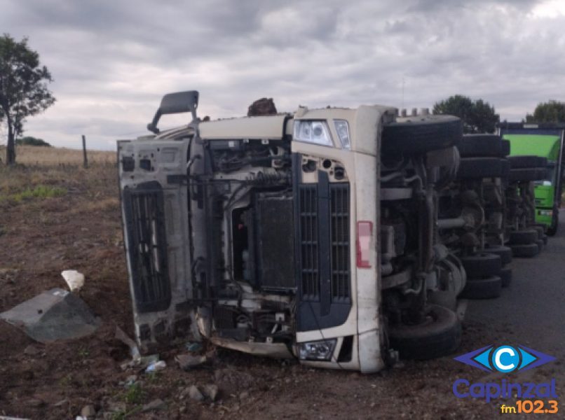 Motorista fica ferido após carreta de Capinzal tombar em Curitibanos