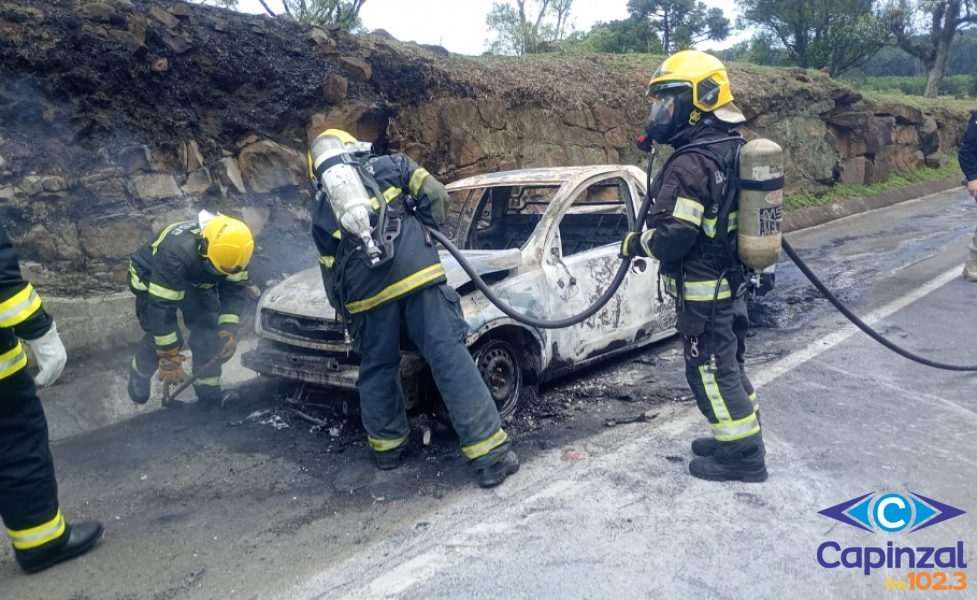 Picape de empresa é totalmente destruída por incêndio em SC