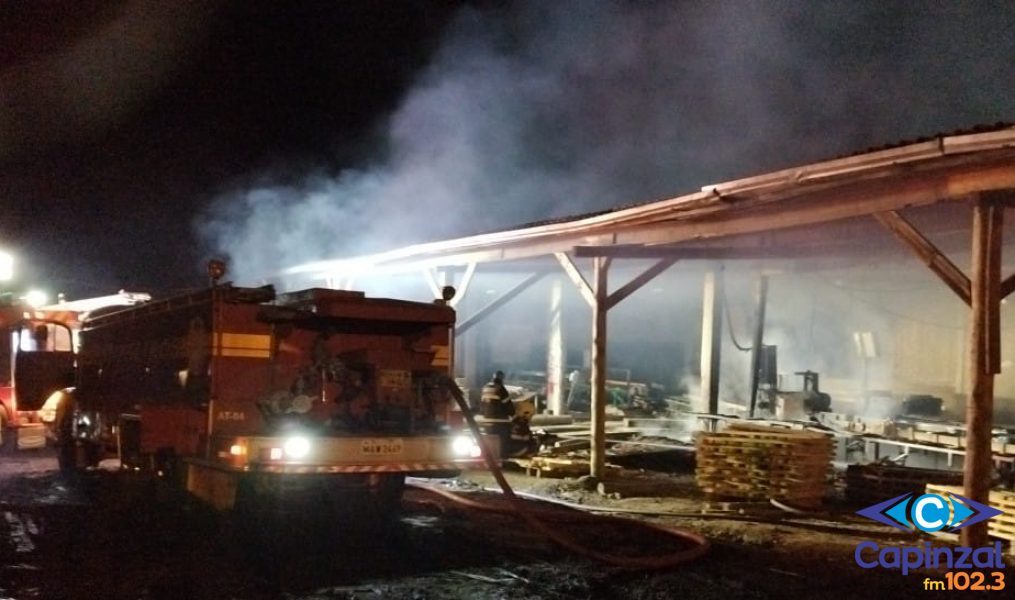 Bombeiros controlam incêndio em madeireira no município de Campos Novos