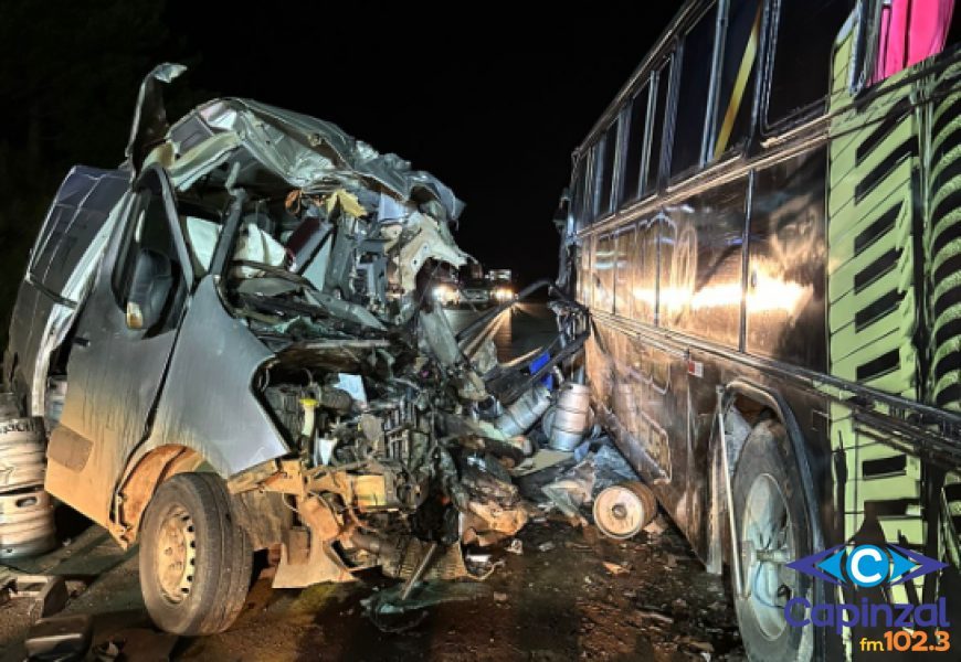 Jovem morre após colisão entre van e ônibus na BR-470