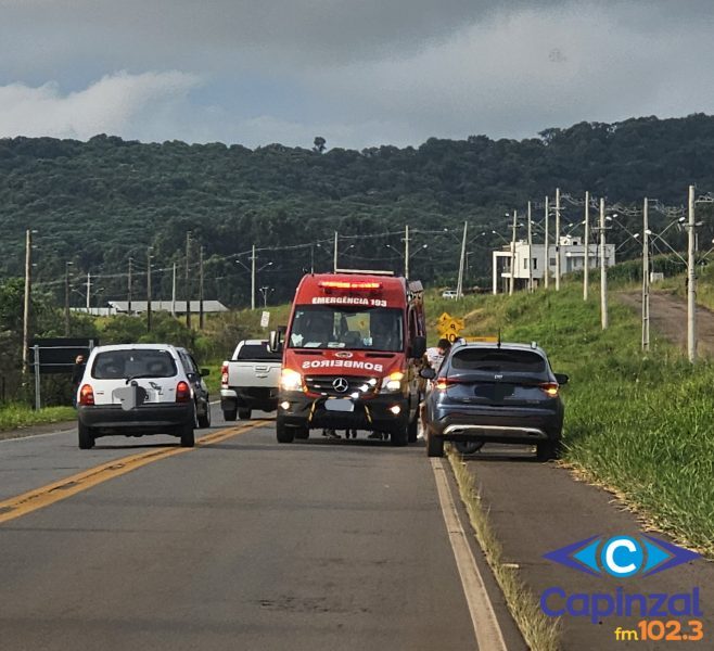 Bombeiros socorrem dois feridos após queda de motocicleta em buraco na SC-467, em Capinzal