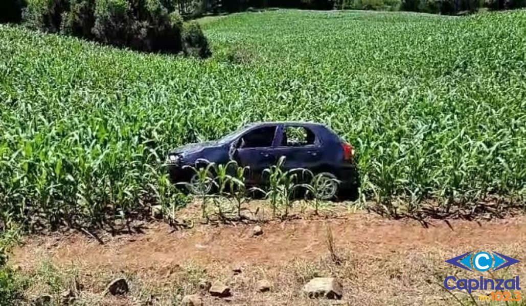 Carro sai da pista e capota em lavoura no interior de Ouro