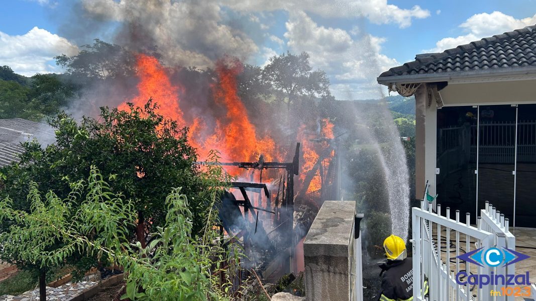 Incêndio em residência mobiliza Bombeiros em Capinzal