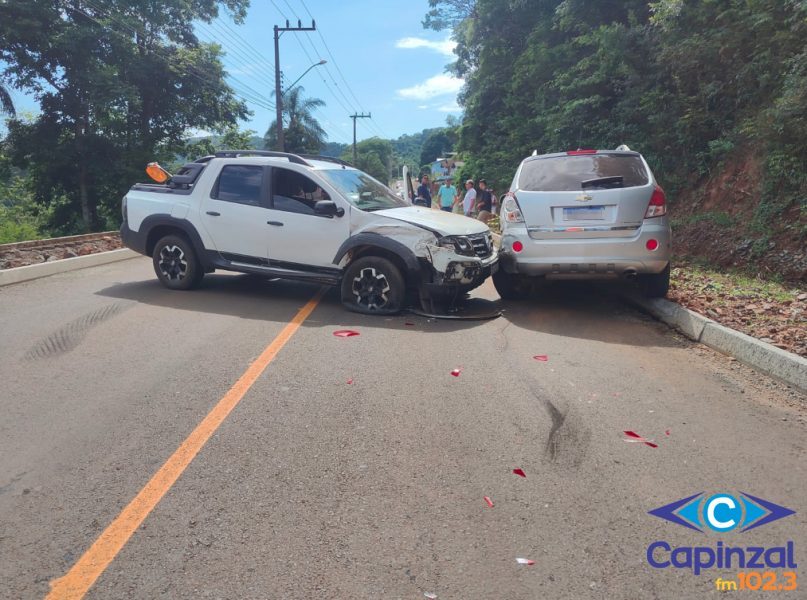 Bombeiros socorrem homem ferido após colisão no centro de Piratuba