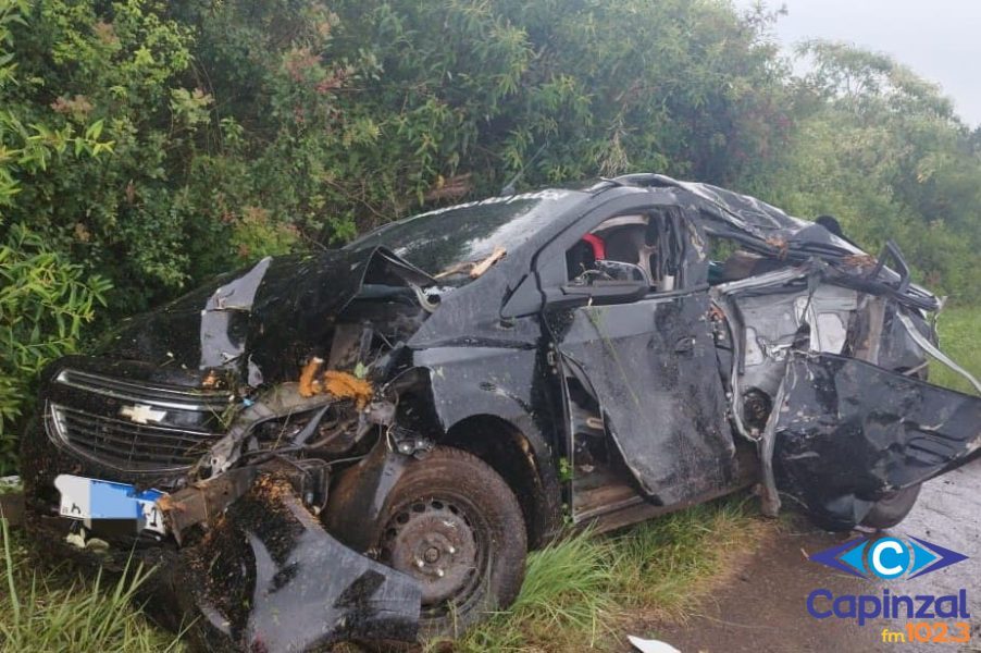 Veículo sai da pista, colide com árvore e deixa jovem gravemente ferida na BR-282 em Campos Novos