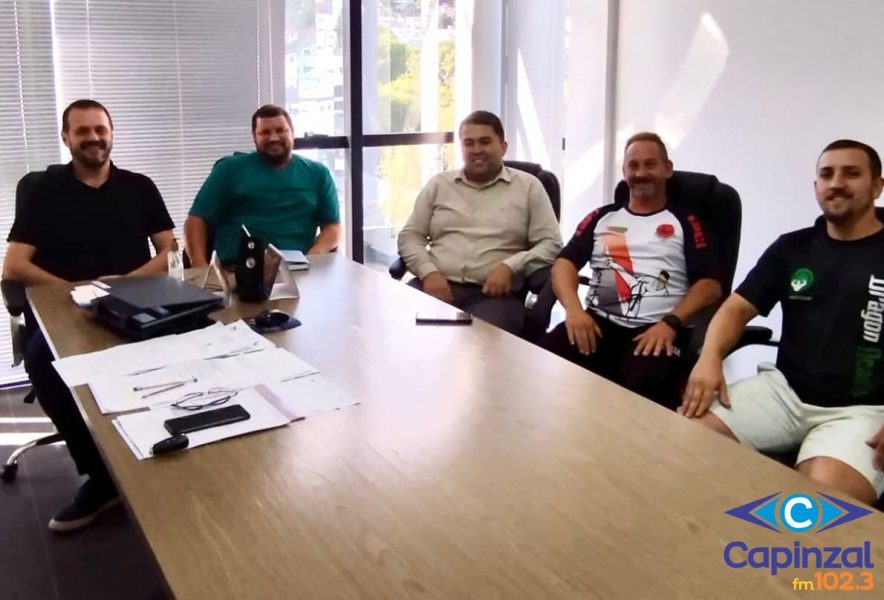 Prefeito Aguinaldo e vice Tiago se reúnem com líderes do karatê para fomentar a modalidade em Capinzal