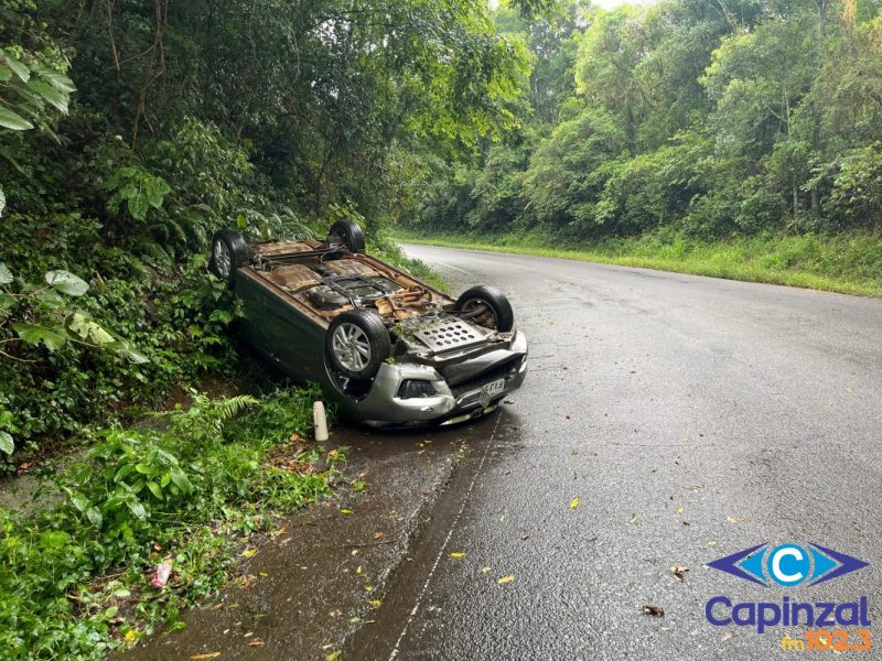 Capotamento de veículo é registrado na SC-283 no interior de Seara