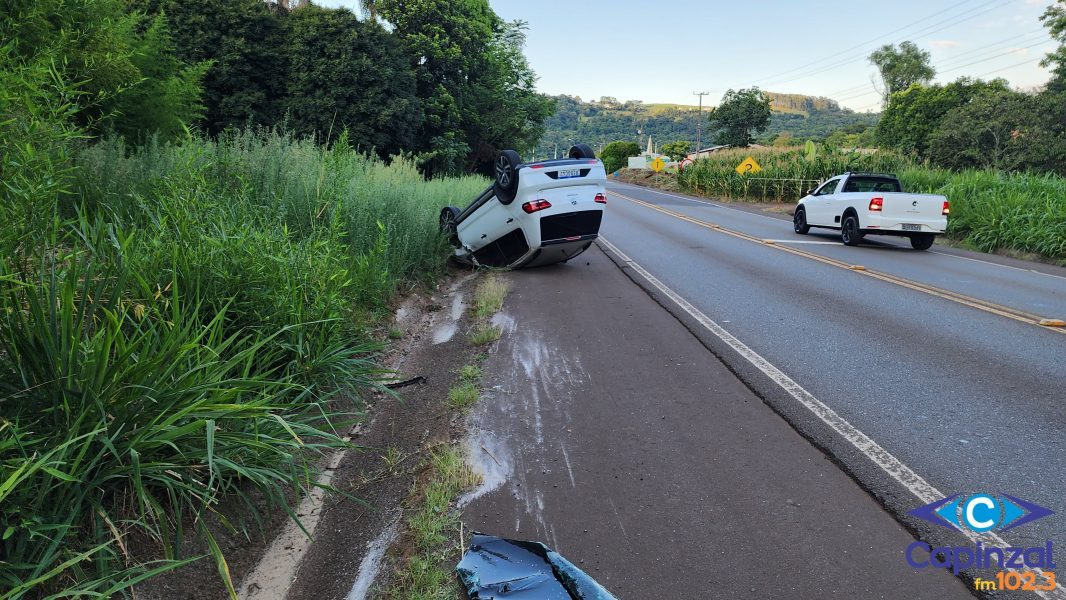 Veículo capota após condutora desviar de animal na SC-150, em Ouro