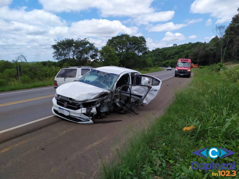 Bombeiros socorrem três pessoas após colisão entre carro e caminhão na BR-282, em Erval Velho