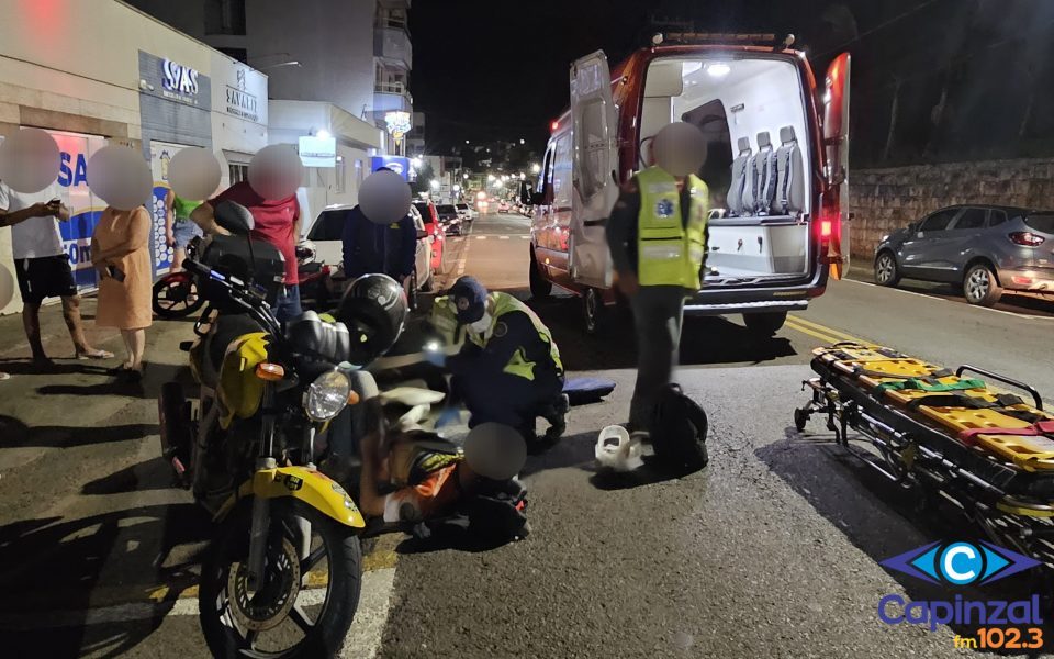 Motociclista fica ferido em colisão com carro no centro de Ouro