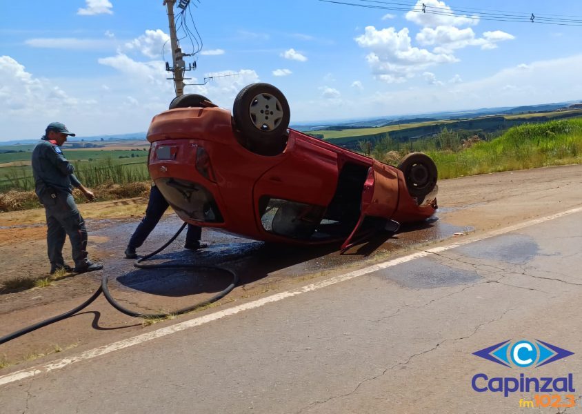 Gestante e criança são socorridas após capotamento de veículo na SC-390, em Zortéa