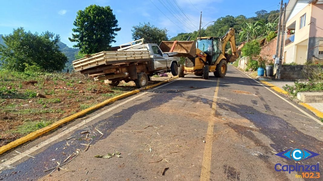 Caminhonete com placas de Capinzal colide contra muro de residência em Lacerdópolis