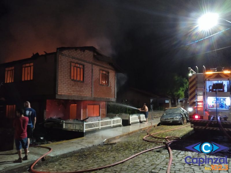 Incêndio destrói residência em Vargem Bonita